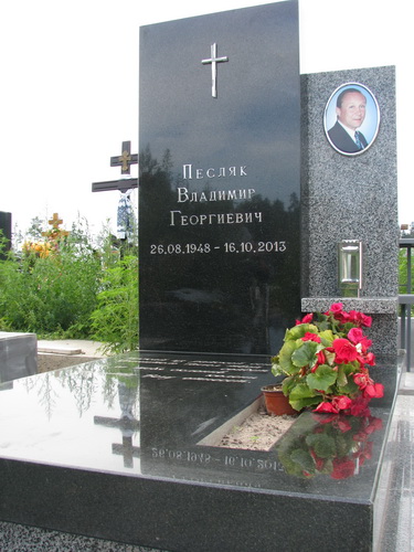 Цветной портрет на памятнике в овале