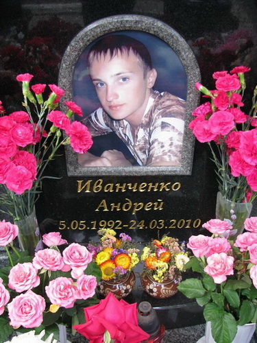 Цветной портрет на памятнике в овале