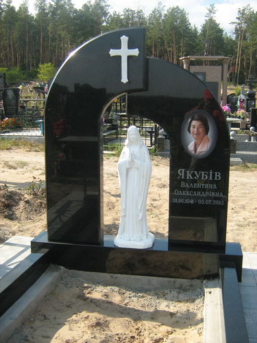 Гранитный комплекс со скульптурой