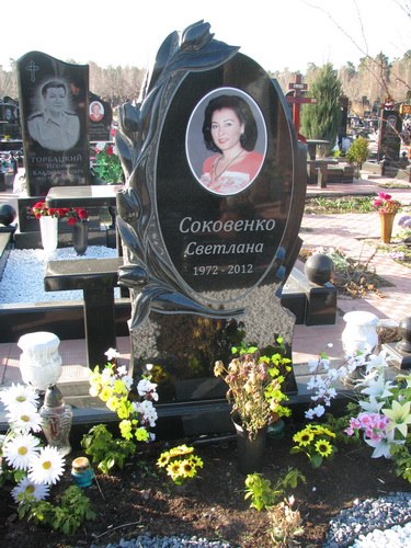 Красивый памятник в ЧП Прядко