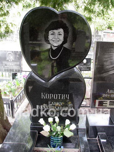 Красивые памятники на кладбище