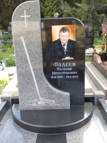 Памятники с цветными портретами