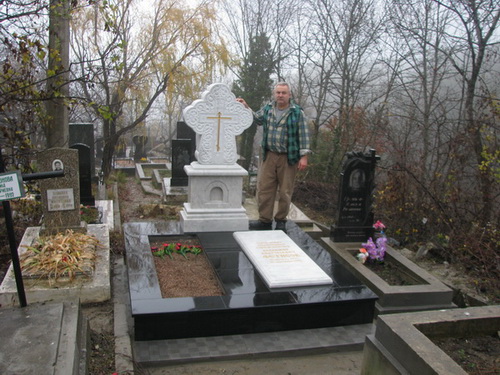 Памятники на кладбищах в форме креста сегодня