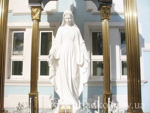 Скульптуры и памятники