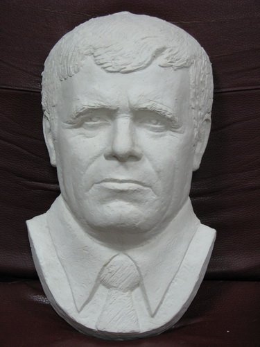 Памятники с барельефами