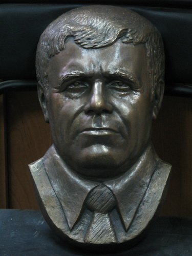 Памятники с барельефами