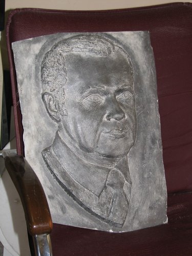 Памятники с барельефами