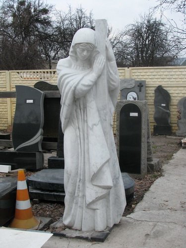 Изготовление статуи Богородицы из белого мрамора