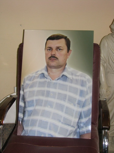 Цветные портреты мужчин на памятниках