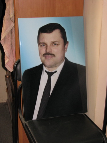 Цветные портреты мужчин на памятниках