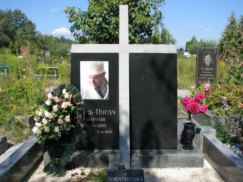 Памятники на кладбище