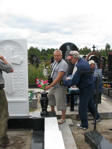 Памятники на кладбище