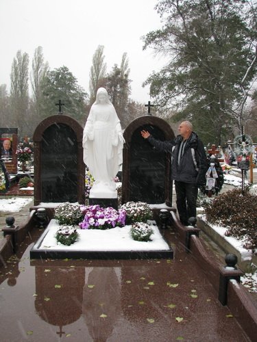 Фото скульптуры Богородицы на могилу