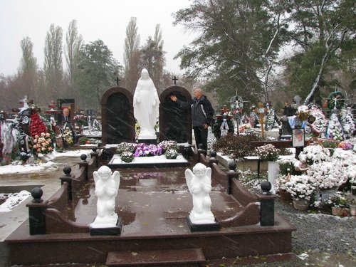Фото скульптуры Богородицы на могилу