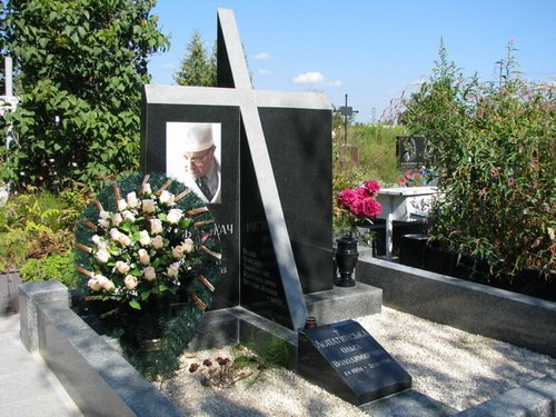 Памятники на кладбище в Киеве