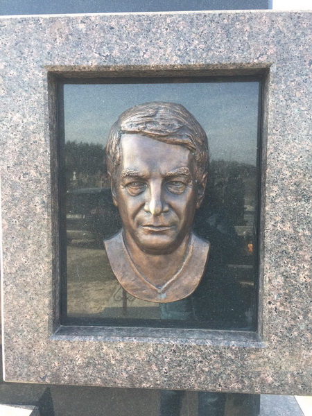 Памятники в фотогалерее