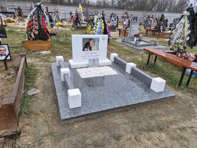 Памятник матери из белого мрамора