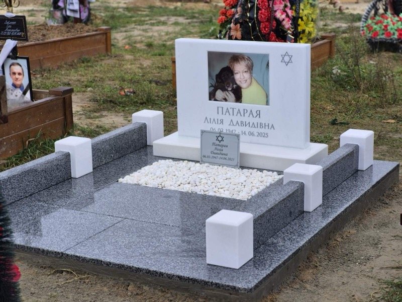 Памятник матери из белого мрамора