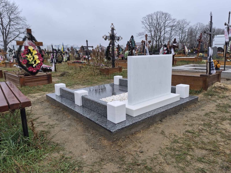 Памятник матери из белого мрамора