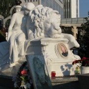 Фото мемориальной скульптуры. Ритуальная скульптура льва из мрамора. Изготовление мемориальной скульптуры; размер мемориальной скульптуры: 2200 х 1600 х 1850 мм. Цена мемориальной скульптуры - согласно утверждённого проекта.