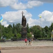 Фото монументальной скульптуры из бронзы, Святого князя Иоанна Путивльского, изготовленной творческим коллективом скульпторов, архитекторов и литейщиков г. Киева, при содействии Ритуальной службы Александра Прядко; по заказу мэра г. Путивль Валерия Волкова и Путивльского городского Совета.