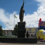 На фото монументальная статуя из бронзы Иоанна Путивльского, сразу после установки. Высота монументальной статуи 7 метров. Продажа монументальной скульптуры, от ЧП Прядко в Киеве с гарантией 10 лет. Заказать монументальную скульптуру в Киеве, можно с нашего сайта.