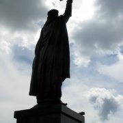 На фото установленная монументальная статуя из бронзы. Фото монументальной скульптуры на колонне; высота 7 метров. Купить скульптуру из бронзы вы можете с нашего сайта; стоимость монументальной скульптуры сегодня доступна.