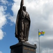 Фото установленной монументальной скульптуры, высотой 7 метров. Изготовление статуй из большого размера в Киеве; цена монументальной скульптуры доступна.