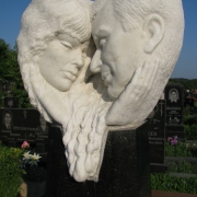 Скульптура для двоих. Мраморная скульптура в форме сердца, установлена на городском кладбище Берковцы в Киеве. Изготовление и установка скульптуры по Украине с гарантией 10 лет. Стоимость скульптуры от $ 7 тыс. Срок изготовления скульптуры 1 месяц.