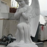 Скульптура ангела для памятника, фото ангела в цеху. Купить ангела из белого мрамора, можно в магазине Ритуальной скульптуры в Киеве. Продажа готовых скульптур со склада ЧП Прядко с гарантией качества 10 лет. 