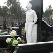 Статуя из мрамора на кладбище в Киеве фото; установленная скульптура из белого мрамора. Изготовление мраморных статуй под заказ, по доступной цене.