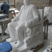 На фото производство мраморной фигуры. Цена скульптуры из мрамора в полный рост,согласно разработанного проекта памятника.