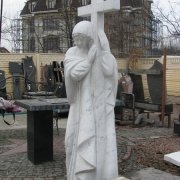 Фигура Богородицы из белого мрамора с крестом, фото сразу после изготовления. Стоимость Богородицы из белого мрамора с крестом $10 тыс. Гарантия на мраморные статуи 10 лет.