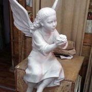 Ангел из мрамора; размеры скульптуры ангела - 1 м. Цена ангела из мрамора $6,5 тыс.