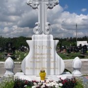 Комплекс из мрамора с фигурным крестом. Фото памятника из белого мрамора на кладбище сегодня. Срок изготовления скульптурного памятника из мрамора 3 месяца. Профессиональное создание мраморной скульптуры и статуй в Киеве с гарантией.