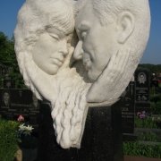 Скульптура для двоих. Мраморная скульптура в форме сердца, установлена на городском кладбище Берковцы в Киеве. Изготовление и установка скульптуры по Украине с гарантией 10 лет. Стоимость скульптуры от $ 7 тыс. Срок изготовления скульптуры 1 месяц.