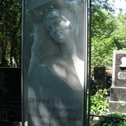 Фигура в мраморной колонне, установленная на кладбище. Профессиональное изготовление портретов на мраморе, цеховое изготовление в ЧП Прядко. Качественные портреты на мраморе, создание проекта скульптуры, гарантия качества. Изготовление фигур из мрамора за 1 месяц.