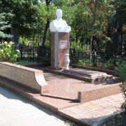 Бюст из мрамора на колонне, фото на Байковом кладбище в Киеве. Ритуальный комплекс со скульптурой из мрамора. Качественное изготовление бюстов, статуй и скульптур из мрамора в цеху ЧП Прядко. Отгрузка скульптуры после её изготовления, доставка к месту установки и монтаж мраморных статуй на кладбищах Украины с гарантией.
