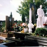 Статуя из белого мрамора в элитном ритуальном комплексе на Лесном кладбище. Создание проекта скульптуры, лепка, формовка и вырубка статуй. Отгрузка готовой скульптуры, доставка скульптуры к месту установки, монтаж на кладбище и текущее обслуживание скульптур в процессе эксплуатации.