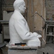 Изготовление портрета из мрамора; вид сбоку, размер две натуры. Перевод погрудного портрета из гипса в мрамор, изготовление по фото заказчика. Срок изготовления портрета из мрамора 3 месяца. Профессиональное создание скульптуры и статуй в Киеве.