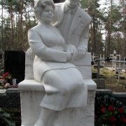 Скульптура из мрамора на двоих в ритуальном комплексе. Две фигуры из мрамора изготовление по фото заказчика; портретное сходство, компоновка готовой скульптуры в ритуальный комплекс. Изготовление качественной скульптуры с гарантией, монтаж на кладбище и текущее её обслуживание.