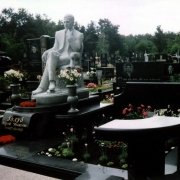 Фигура из белого мрамора на кладбище в Киеве. Создание ритуальных элитных комплексов со скульптурами из мрамора. Производство мраморных скульптур, отгрузка готовой скульптуры и доставка её по Украине. Установка скульптуры на кладбище с гарантией, текущее обслуживание, реставрация в процессе эксплуатации мраморной скульптуры.