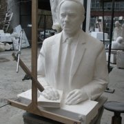 Ритуальный портрет из мрамора в процессе изготовления; фронтальный вид, размер две натуры. Процесс перевода фигуры в мрамор, цеховое изготовление портрета по фото заказчика скульпторами ЧП Прядко. Создание фигур из мрамора в Киеве с гарантией.