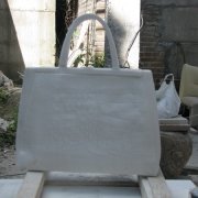 Скульптура из мрамора в виде женской сумочки. Фото мраморной скульптуры на производстве ЧП Прядко. Изготовление авторской скульптуры в Киеве высокого качества по доступной цене.