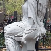 Фигура ангела из мрамора, фото на кладбище в Киеве после установки. Изготовление ритуальных статуй из мрамора, от профессионалов ЧП Прядко в Киеве сегодня.