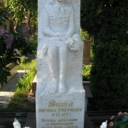 Скульптура детей. Мраморная фигура ребёнку, фото после установки на кладбище. Изготовление скульптуры из мрамора детям, заказ в Киеве.