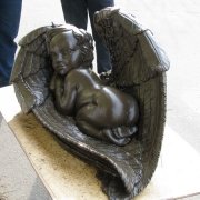 Детская скульптура. На фото модель ангела из полимера.  Цена ангела из полимера - доступна.