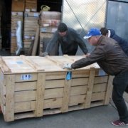 Отгрузка статуи Богородицы со склада ритуальной скульптуры Александра Прядко в Киеве. Доставка ритуальной скульптуры по Украине в деревянных фирменных ящиках ЧП Прядко с маркировкой и сопроводительной документацией.