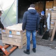 Отгрузка статуи Божьей Матери со склада готовой скульптуры в Киеве. Бережное отношение и внимательность при отгрузке ритуальных статуй; адресная доставка скульптуры Божьей Матери по Украине.