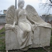 На фото гипсовая модель ангела после изготовления. Создание скульптур ангелов из моделей. Изготовление 3д моделей ангелов для производства скульптуры. Фото модели ангела на могилу.